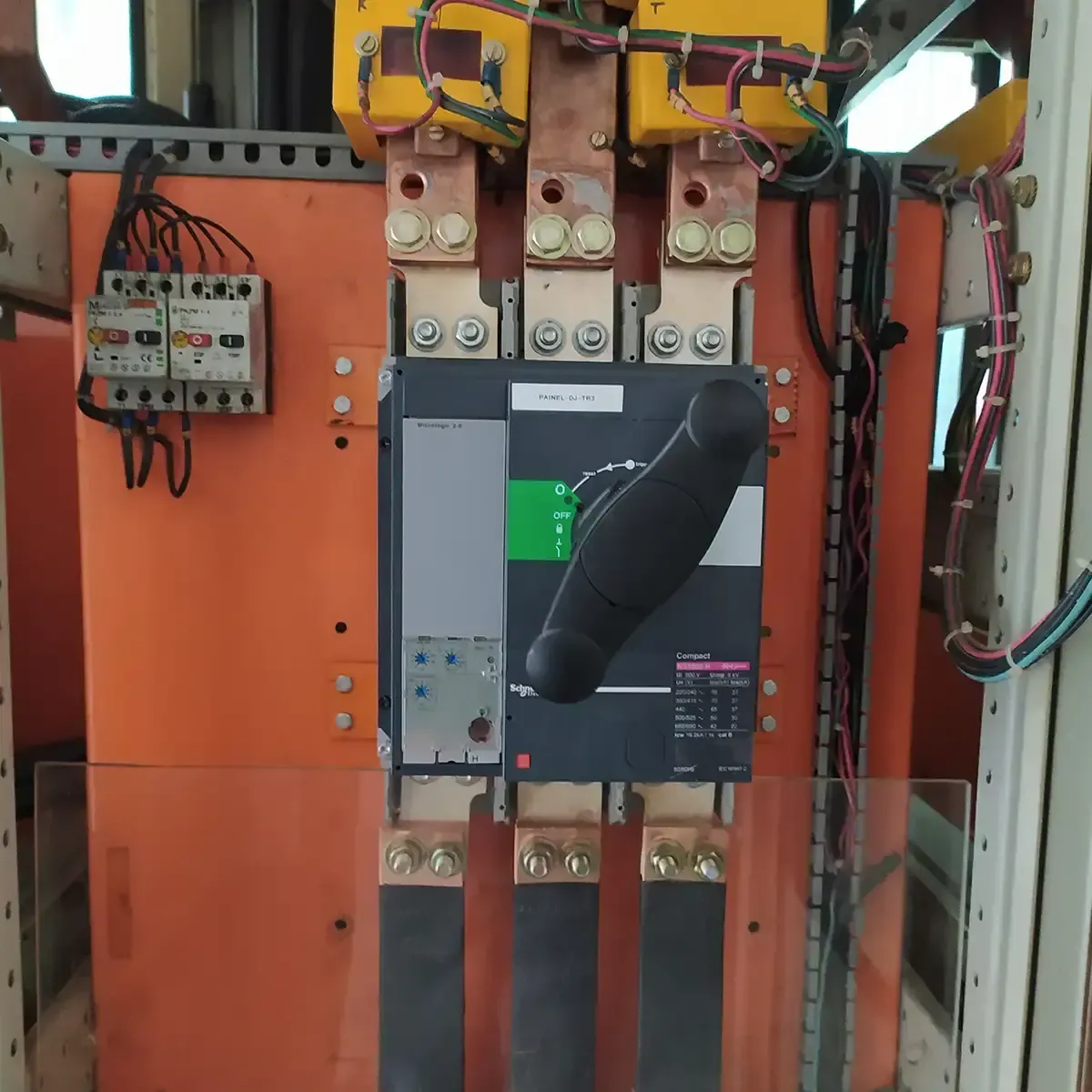 Imagem do post Adequações das instalações elétricas de uma cervejaria do estado de São Paulo para a redução da energia incidente e atendimento à NR-10.
