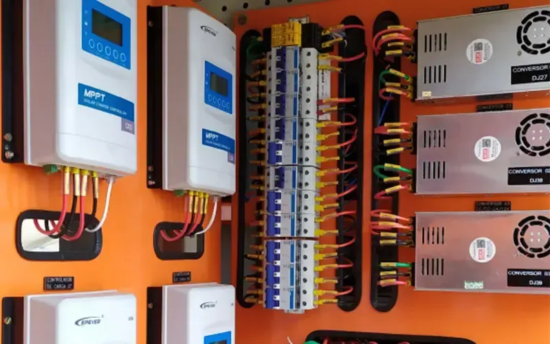 Concepção de sistema off-grid utilizando baterias de lítio e placas fotovoltaicas para fornecimento de energia em corrente contínua.