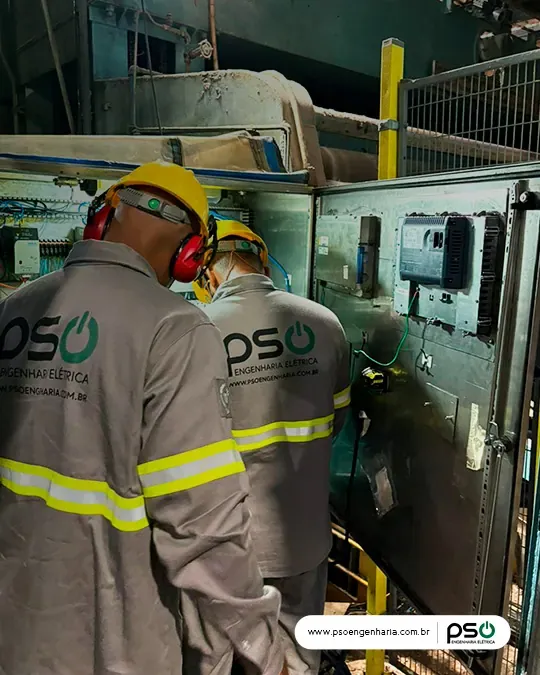 Substituição de painel de acionamento industrial em fábrica de celulose — Indústria de celulose