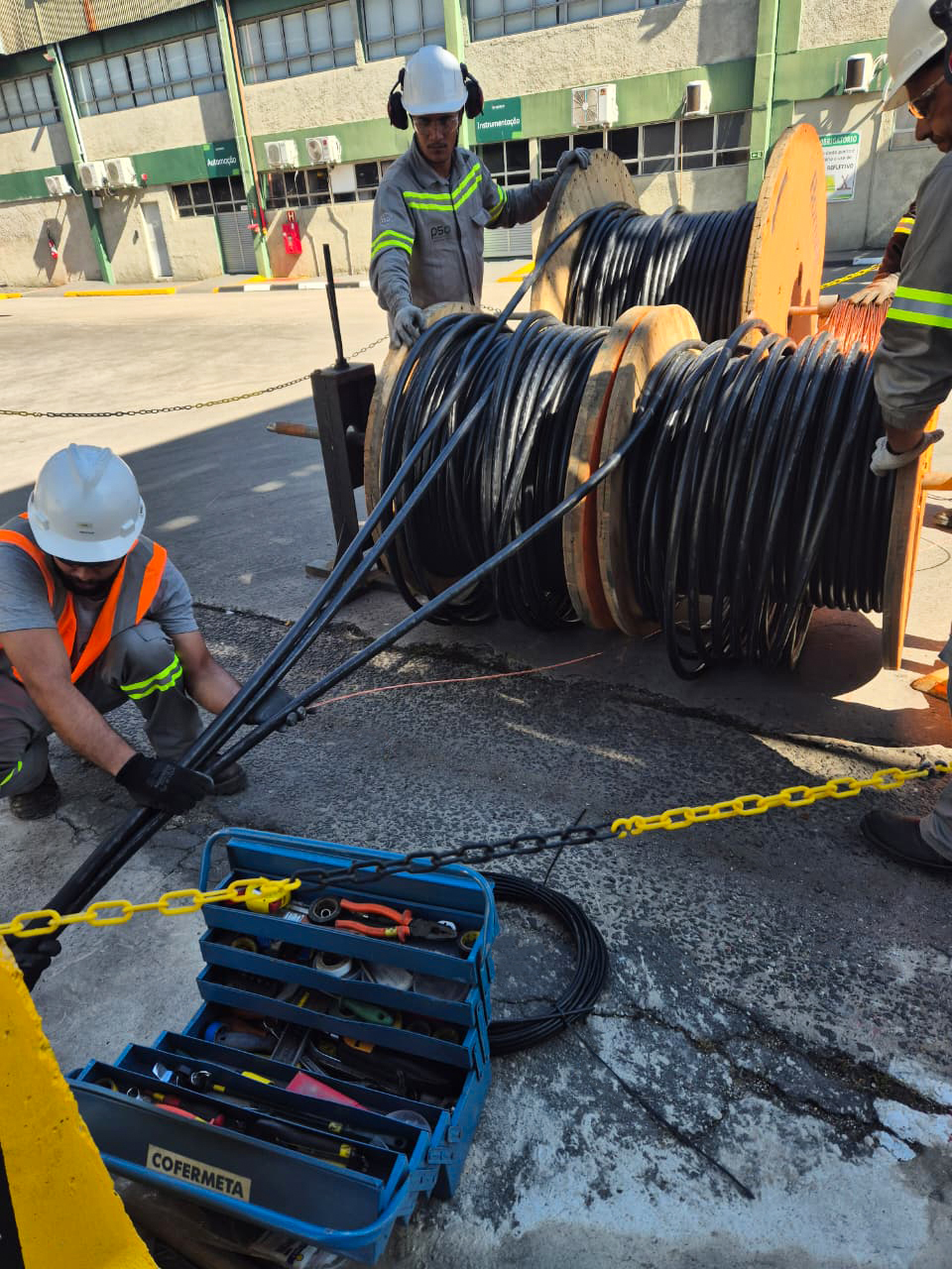Equipe técnica executando serviço de instalação elétrica