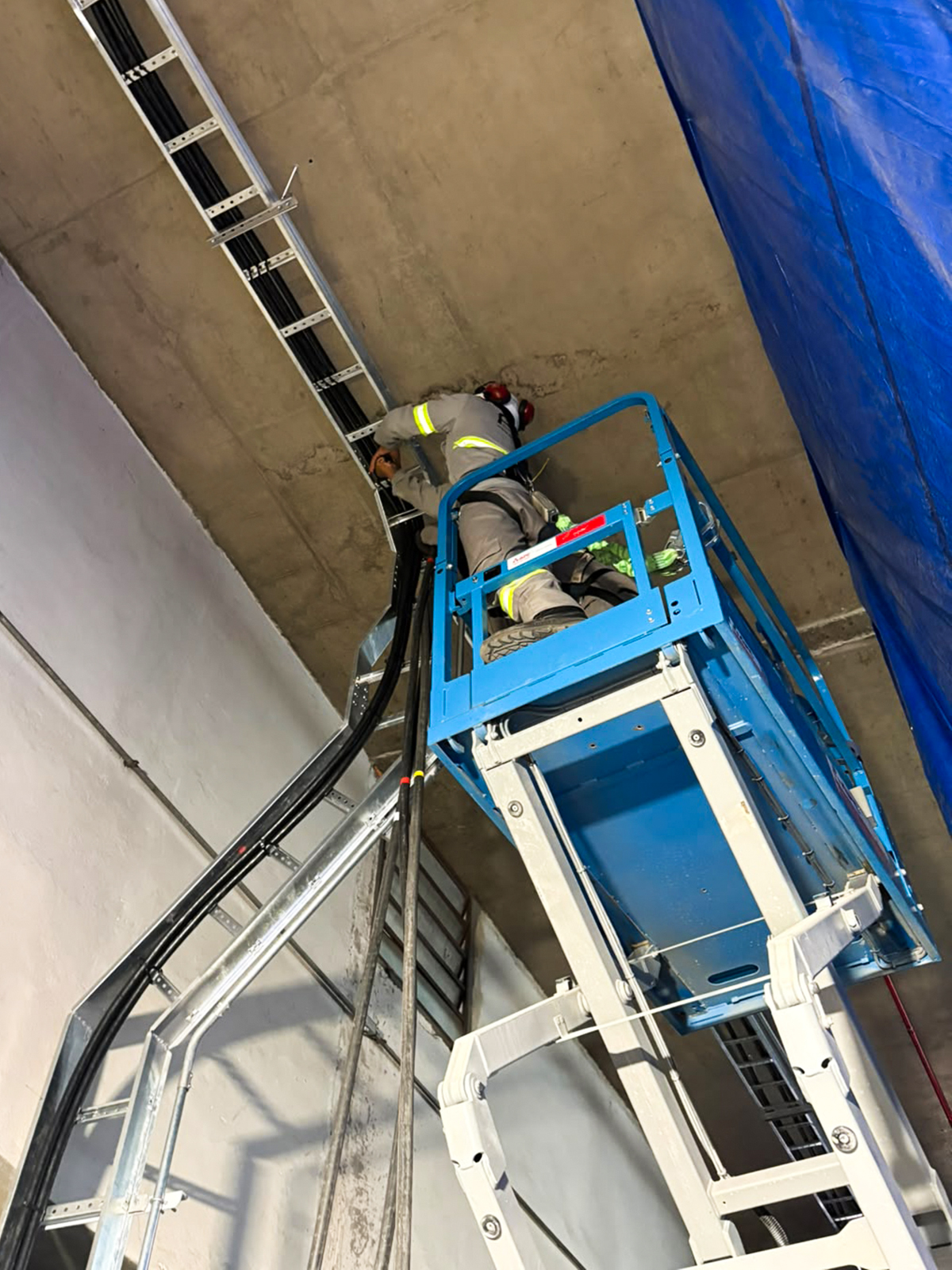 Instalação elétrica executada em trabalho em altura com plataforma elevatória